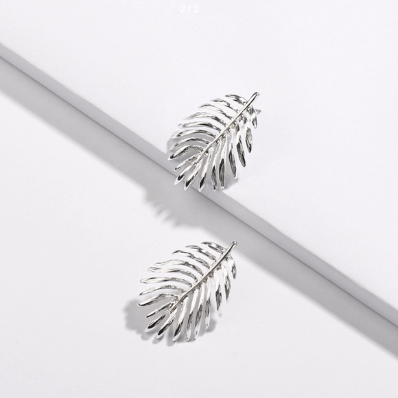 Jewelry - Silver colored leaf earrings